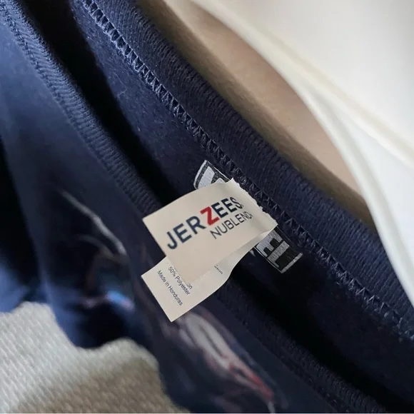 Captain America ‘Infinity War’ Crewneck - Picture 7 of 9